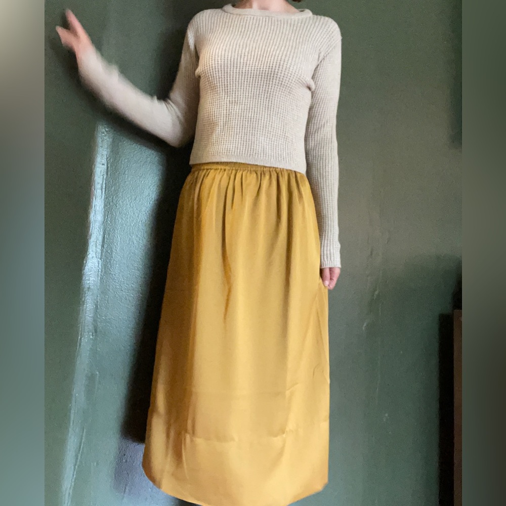 H&M midi skirt, satin, gold/mustard yellow WITH POCKETS! New with tags. Size 6